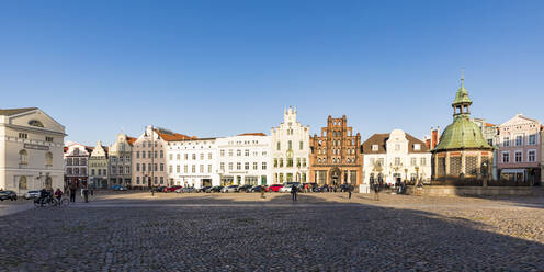 Germany, Mecklenburg-West Pomerania, Wismar, Hanseatic City, Market Square with waterworks from 1602 (Wasserkunst) - WDF05697