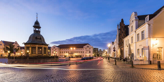 Deutschland, Mecklenburg-Vorpommern, Wismar, Hansestadt, Marktplatz mit Wasserkunst von 1602 in der Abenddämmerung - WDF05700