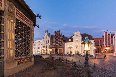 Germany, Mecklenburg-West Pomerania, Wismar, Hanseatic City, Market Square with waterworks from 1602 (Wasserkunst) at dusk - WDF05701