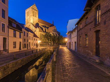 Deutschland, Mecklenburg-Vorpommern, Wismar, Hansestadt, Altstadt und Marienkirche bei Nacht beleuchtet - WDF05703