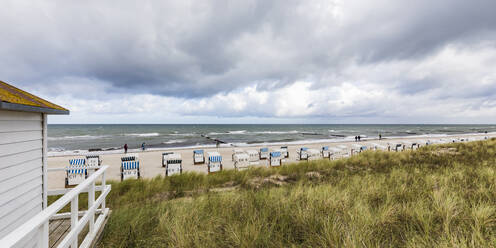 Deutschland, Mecklenburg-Vorpommern, Kuehlungsborn, Kurstrand und Meer an einem bewölkten Tag - WDF05705