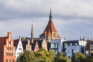 Deutschland, Mecklenburg-Vorpommern, Rostock, Altstadthäuser und Turm der Marienkirche - WDF05711