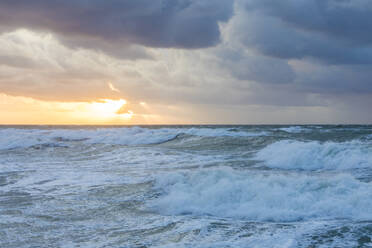 Deutschland, Mecklenburg-Vorpommern, Warnemünde, Meereswellen bei Sonnenuntergang - WDF05718