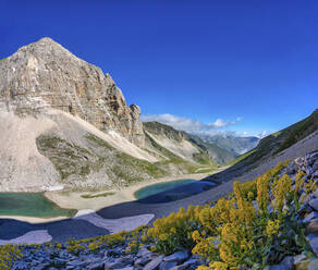 Italien, Umbrien, Sibillini-Gebirge, Monte Vettore, Pilato-See und Pizzo del Diavolo im Sommer - LOMF00990