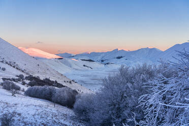 Italien, Umbrien, Sibillini-Gebirge, Hochebene Piano Grande di Castelluccio di Norcia bei Sonnenaufgang - LOMF00995