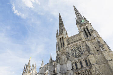 Frankreich, Gironde, Bordeaux, Niedriger Blickwinkel auf die Türme der Kathedrale von Bordeaux - GWF06349