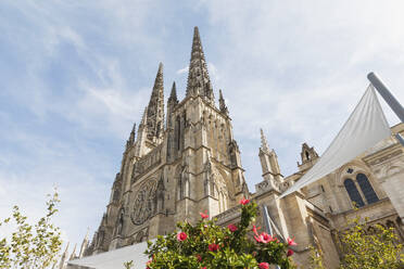 Frankreich, Gironde, Bordeaux, Niedriger Blickwinkel auf die Türme der Kathedrale von Bordeaux - GWF06350