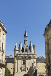 Frankreich, Gironde, Bordeaux, Klarer blauer Himmel über Porte Cailhau mittelalterliches Tor - GWF06356