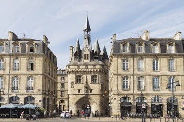 Frankreich, Gironde, Bordeaux, Straße vor dem mittelalterlichen Stadttor Porte Cailhau zwischen Wohnhäusern der Altstadt - GWF06357