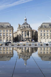 Frankreich, Gironde, Bordeaux, Place de la Bourse mit Spiegelung im Miroir dEau-Pool - GWF06359
