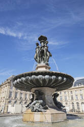 Frankreich, Gironde, Bordeaux, Tiefblick auf den Brunnen der drei Grazien - GWF06360