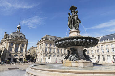 Frankreich, Gironde, Bordeaux, Tiefblick auf den Brunnen der drei Grazien - GWF06361