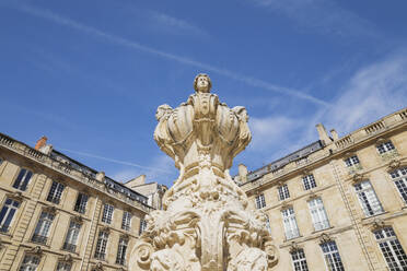 Frankreich, Gironde, Bordeaux, Tiefblick auf verschnörkelten Parlamentsbrunnen - GWF06363