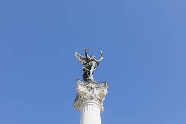 Frankreich, Gironde, Bordeaux, Blick von unten auf die Säule Monument aux Girondins vor blauem Himmel - GWF06382