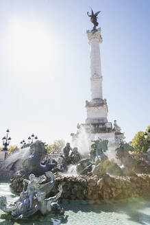 Frankreich, Gironde, Bordeaux, Sonnenschein über Monument aux Girondins - GWF06383