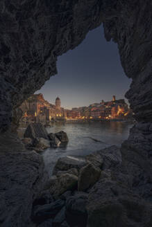 Italien, Cinque Terre, Vernazza von der Felsenküste aus gesehen in der Abenddämmerung - DVGF00079