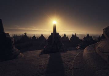 Indonesien, Zentral-Java, Yogyakarta, Magelang, Borobudur, Stupas bei Sonnenuntergang - DVGF00081