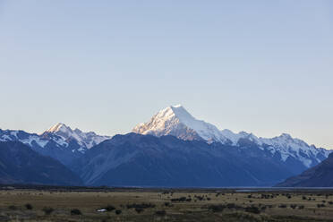 Neuseeland, Ozeanien, Südinsel, Canterbury, Ben Ohau, Südliche Alpen (Neuseeländische Alpen), Mount Cook National Park, Aoraki / Mount Cook mit Schnee bedeckt - FOF11654