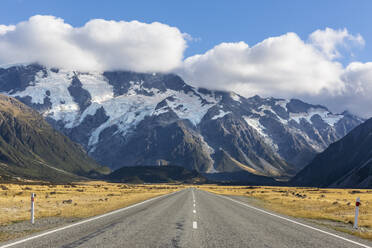 Neuseeland, Ozeanien, Südinsel, Canterbury, Ben Ohau, Südliche Alpen (Neuseeländische Alpen), Mount Cook National Park, Mount Cook Road und Aoraki / Mount Cook, Leere Straße in Berglandschaft - FOF11655