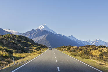 Neuseeland, Ozeanien, Südinsel, Canterbury, Ben Ohau, Südliche Alpen (Neuseeländische Alpen), Mount Cook National Park, Mount Cook Road und Aoraki / Mount Cook, Wohnmobil auf Straße in Berglandschaft - FOF11659