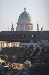 Deutschland, Potsdam, Trümmer auf einer Baustelle mit der St. Nikolaus-Kirche im Hintergrund - ASCF01085
