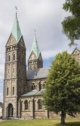 Germany, North Rhine Westfalia, Eifel, Monschauer Land, Monschau region, Kalterherberg, Kalterherberger parish church St. Lambertus, Eifeldom - GWF06394