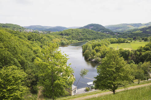 Deutschland, Nordrhein-Westfalen, Eifel, Schwammenauel, Blick von der Rursee-Talsperre auf die Rur und das Tauchbecken - GWF06401