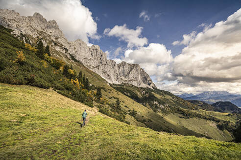 Frau beim Wandern am Wilden Kaiser, Kaisergebirge, Tirol, Österreich - MSUF00165
