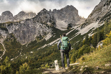 Frau beim Wandern am Wilden Kaiser genießt die Aussicht, Kaisergebirge, Tirol, Österreich - MSUF00168