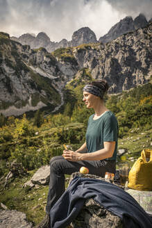 Frau auf Wandertour am Wilden Kaiser beim Pausieren, Kaisergebirge, Tirol, Österreich - MSUF00172