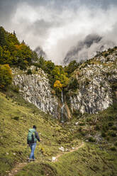 Frau mit Hund beim Wandern im Kaisergebirge, Tirol, Österreich - MSUF00176