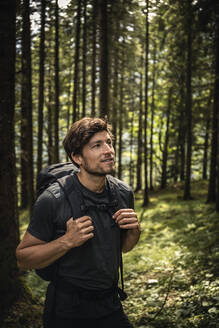 Mann mit Rucksack bei einer Wanderung im Wald, Karwendel, Tirol, Österreich - MSUF00186