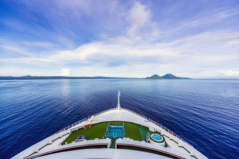 Ozeanien, Papua-Neuguinea, Insel Neubritannien, Blick vom Kreuzfahrtschiff auf die Vulkane Tavurvur und Vulcan - THAF02655