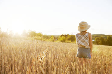 Girl on wheat field - JOHF06154