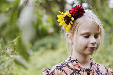 Mädchen mit Blumen im Haar - JOHF06183