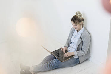 Woman using laptop - JOHF06208