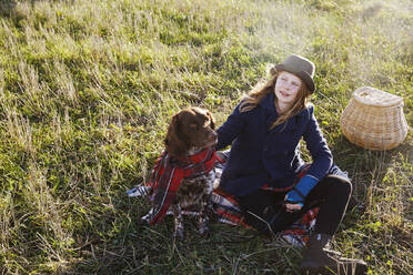 Mädchen mit Hund auf Feld - JOHF06229