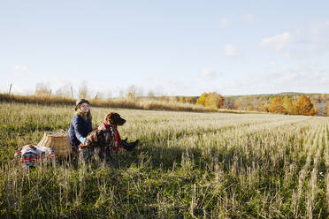 Mädchen mit Hund auf Feld - JOHF06232