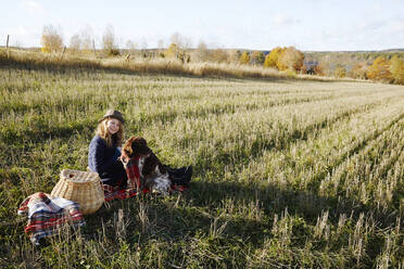 Mädchen mit Hund auf Feld - JOHF06233