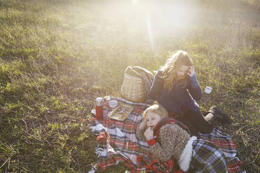 Mädchen beim Picknick - JOHF06235