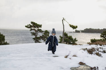 Girl on winter coast - JOHF06241