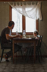 Vater und Tochter beim Essen - JOHF06246