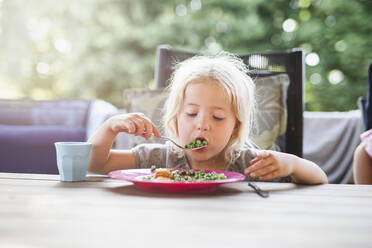 Mädchen beim Essen im Freien - JOHF06314