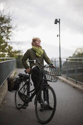 Junge Frau mit Fahrrad - JOHF06337