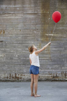 Mädchen mit rotem Luftballon - JOHF06384