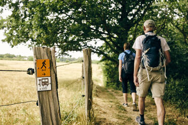 Menschen beim Wandern - JOHF06424