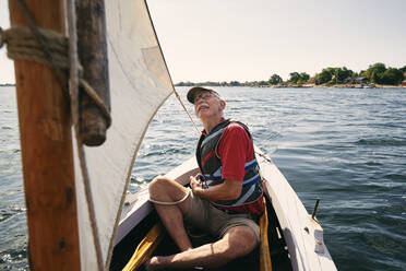 Älterer Mann beim Segeln - JOHF06429