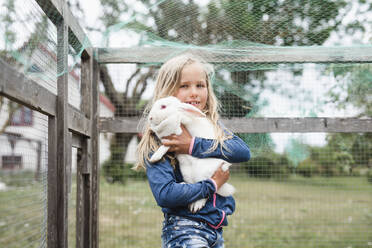 Mädchen hält Kaninchen - JOHF06433