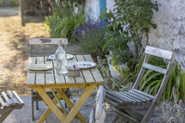 Tisch und Stühle im Garten - JOHF06497