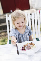 Mädchen beim Essen im Freien - JOHF06505